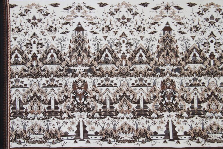 warna-warna pada batik Cirebon mencerminkan karakter masyarakat pesisir yang terbuka terhadap berbagai pengaruh budaya